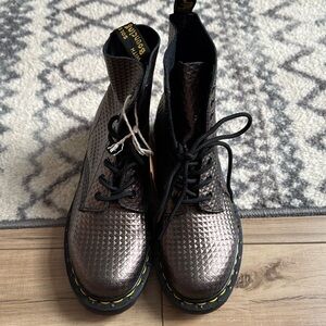 NWT Dr. Martens 1460 Pascal Stud Emboss Leather Boots